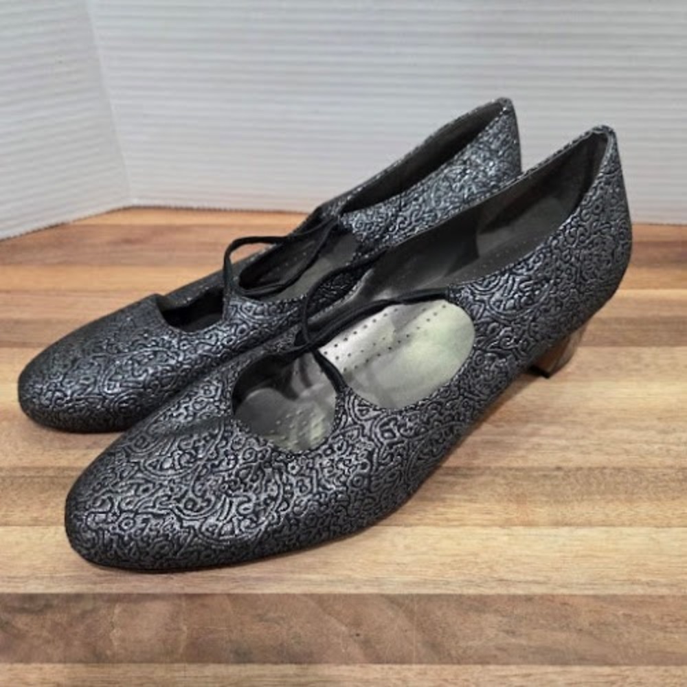 Trotters Mary Jane Pumps Women's 12WW Silver Paisley Embossed Criss Cross Strap